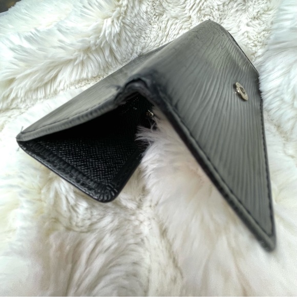 Louis Vuitton Black Epi 6-key wallet - Picture 15 of 16